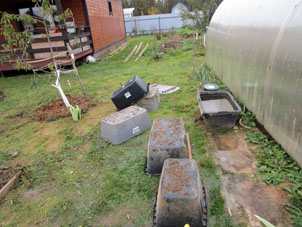 Removimos mangueras de irrigación y vaciamos las bateas para almacenarlas en uno de los invernaderos.