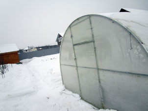 El trabajo principal en el invierno en la huerta es limpiar nieve desde techo de los invernaderos y senderos para pasar.