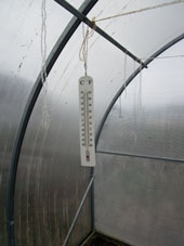 Temperatura del aire en el invernadero en el tiempo nublado.