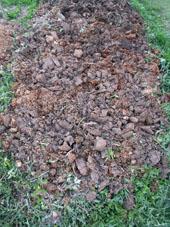 Bancal preparado, es decir labrado para sembrar rabanillo (en semillas) y calabacines (plantones) bajo el cielo abierto.