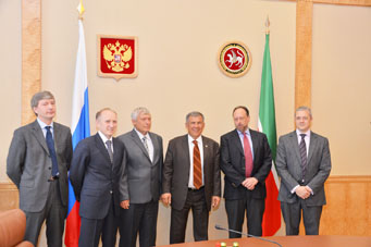 Yo (tercero desde la izquierda) en las negociaciones entre la empresa Rosroca y Presidente de la República Tatarstán Rustam Minikhánov (tercero desde la derecha, cerca de mi).