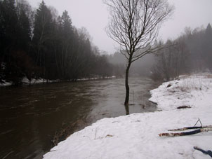 Subida del nive de agua en el río Nara por fundición de nieves.